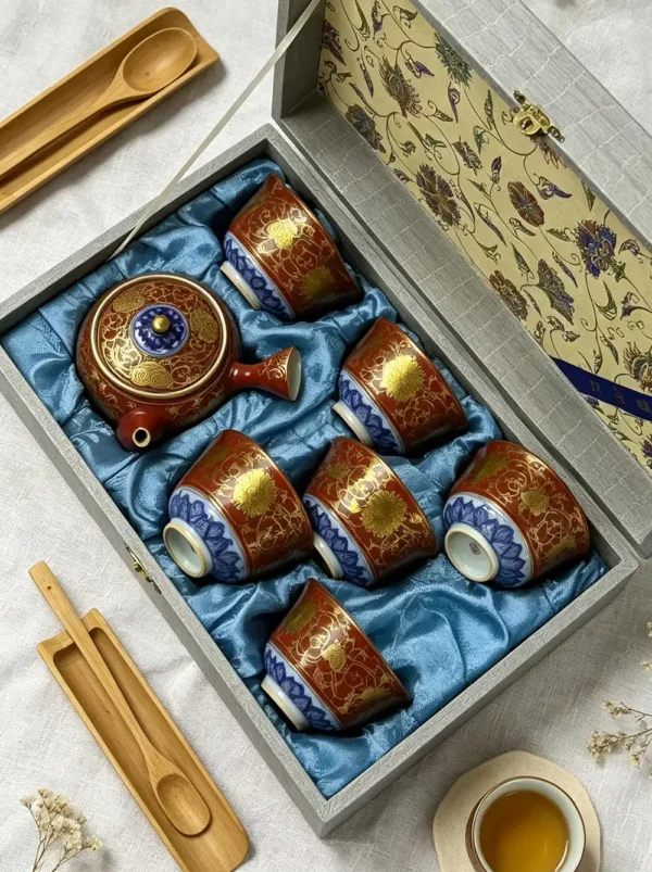 ឈុតតែលំនាំផ្កាឈូកលាបពណ៌មាសដីក្រហម